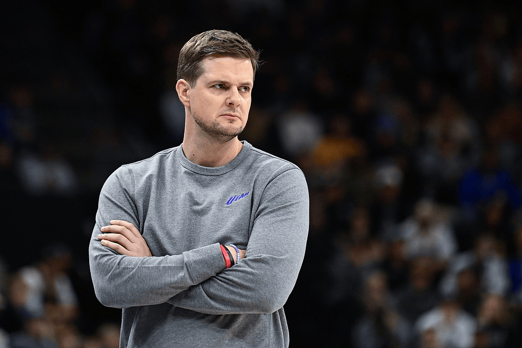 关于阿扎伦卡迎来十赛季高光表现，雄鹿球迷沸腾！的信息